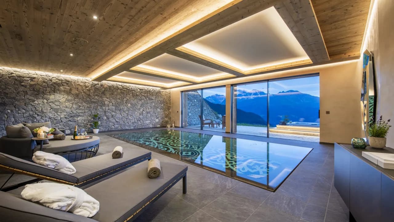 Luxurious Retreat With Indoor Pool and Home Cinema photo 5