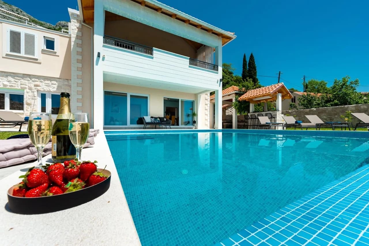 Contemporary Furnished Villa with Seaview photo 2