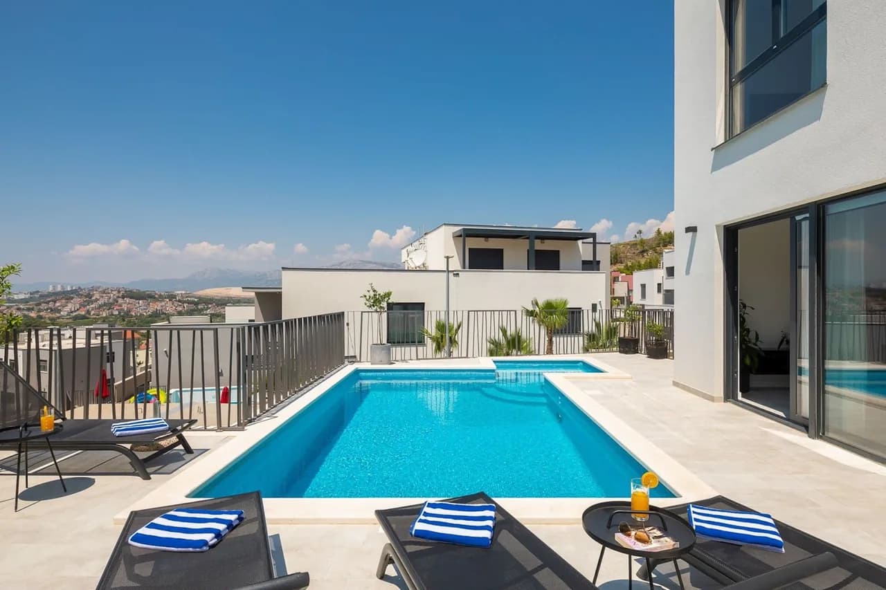 Stylish Villa with Overlooking View photo 2