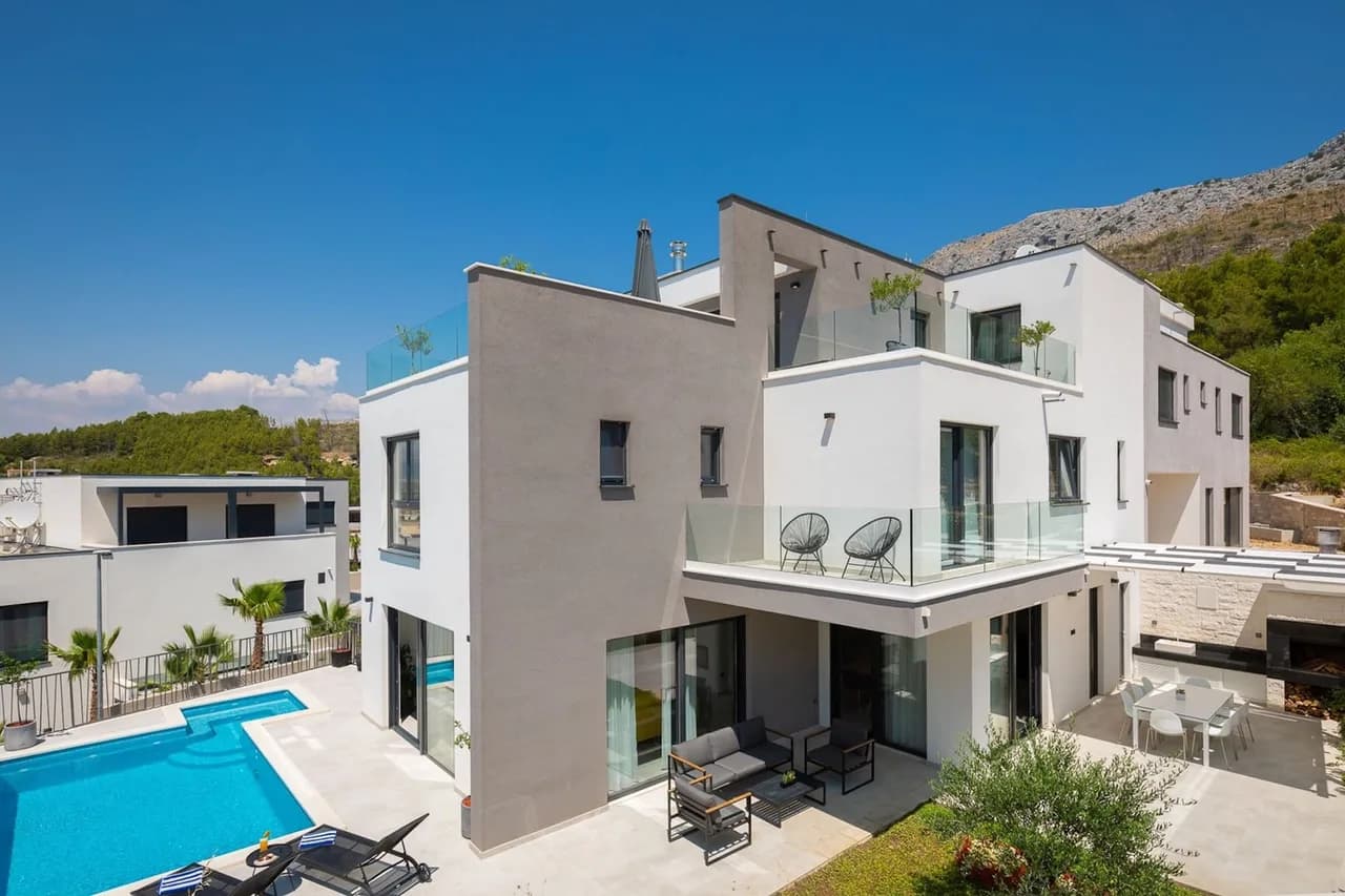 Stylish Villa with Overlooking View photo 3