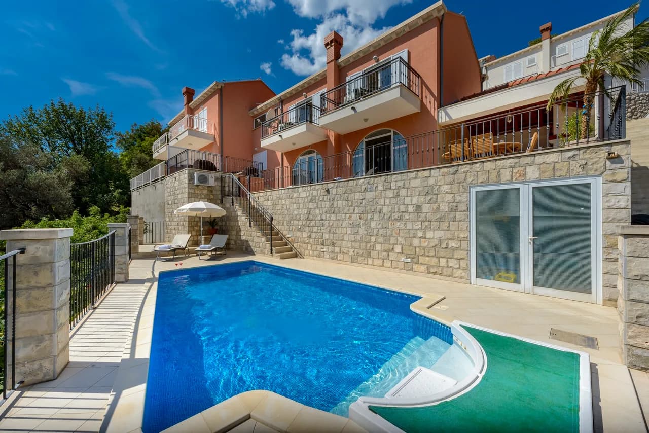 Hilltop Villa With Stunning View of the Bay
