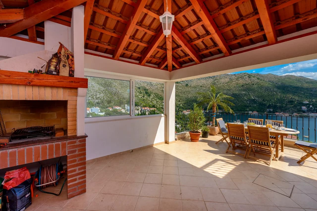 Hilltop Villa With Stunning View of the Bay photo 2