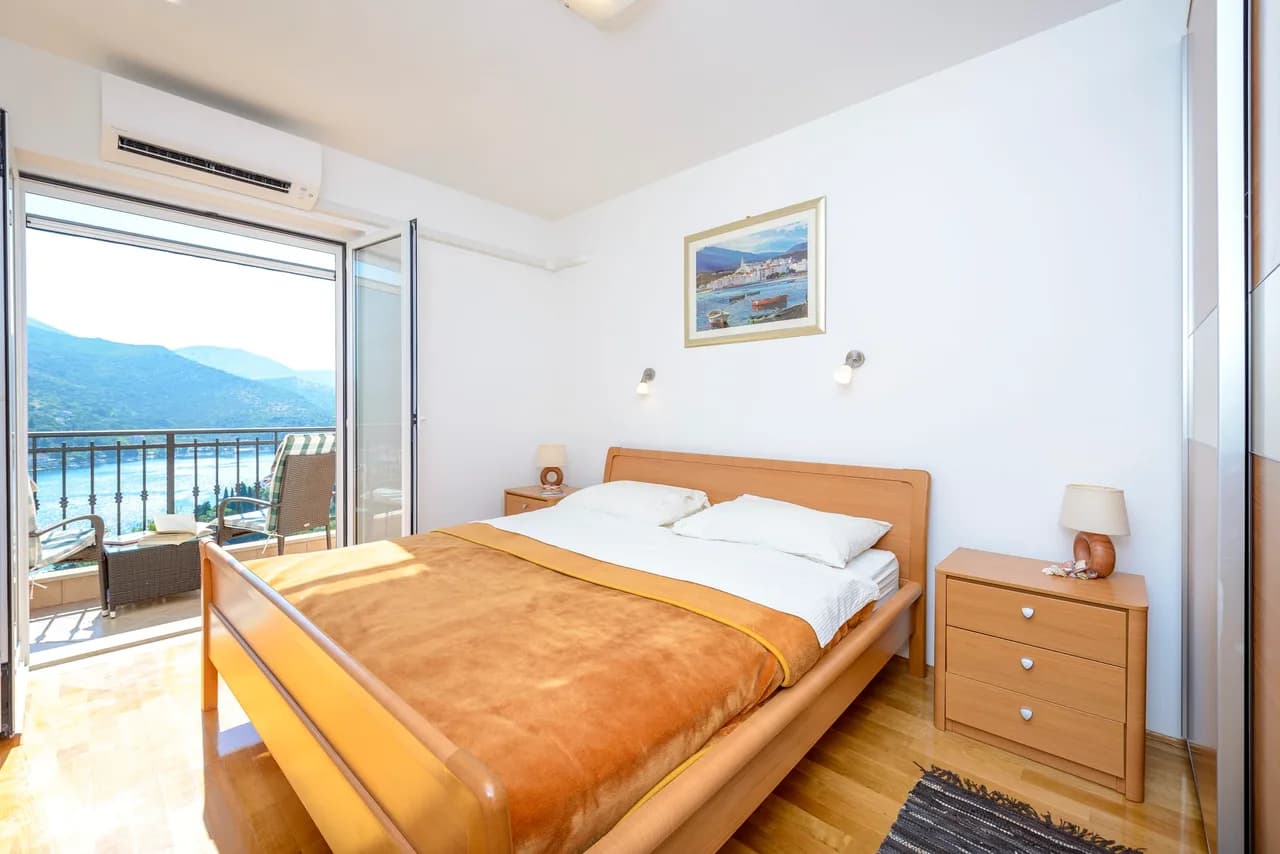 Hilltop Villa With Stunning View of the Bay photo 3