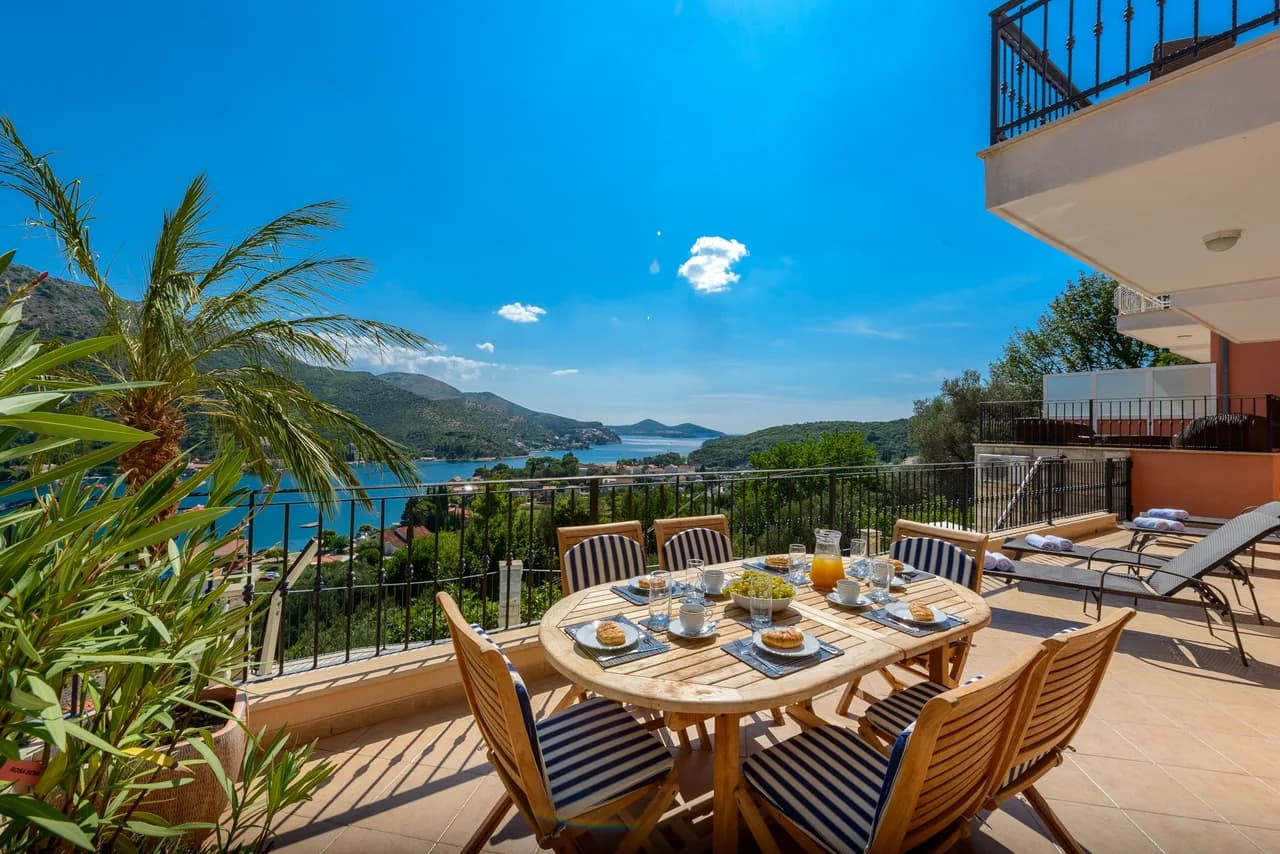 Hilltop Villa With Stunning View of the Bay photo 4