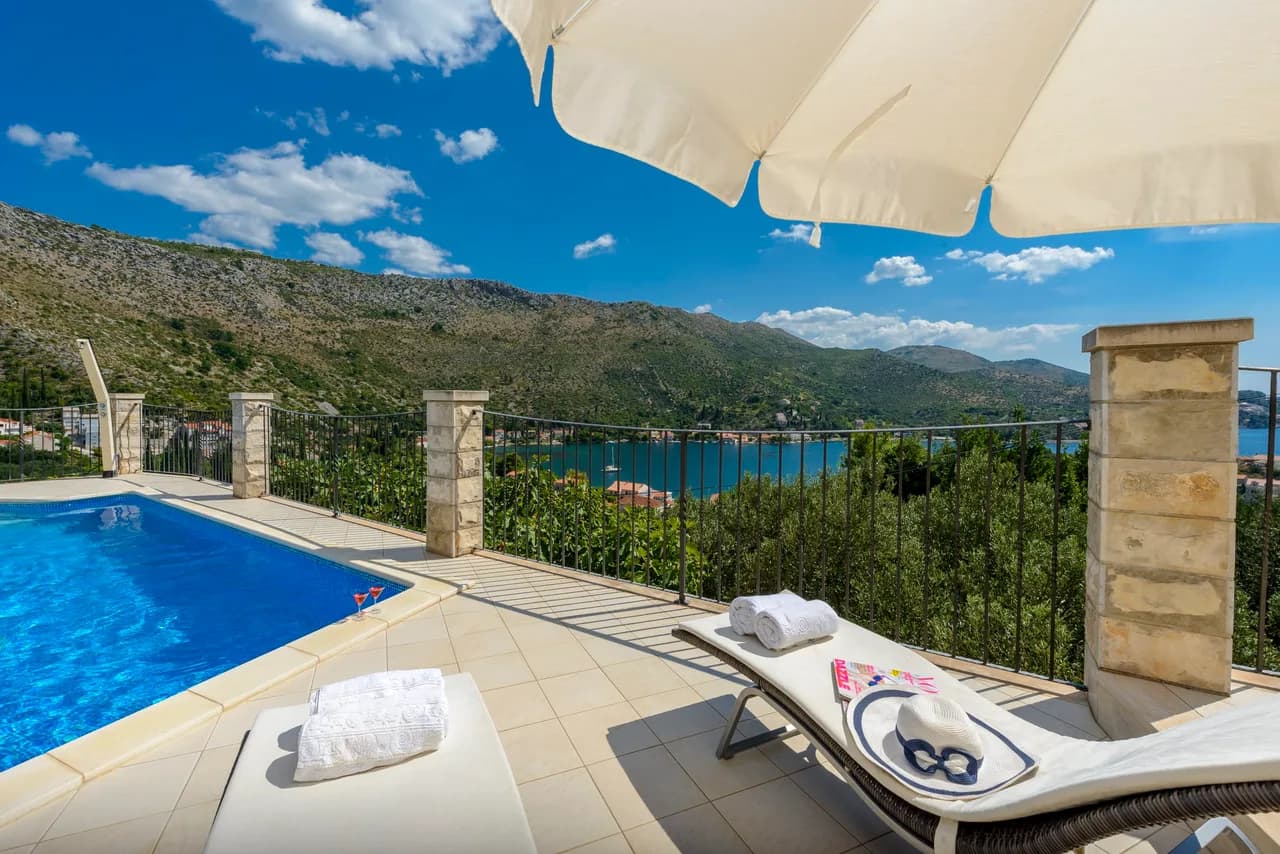 Hilltop Villa With Stunning View of the Bay photo 5