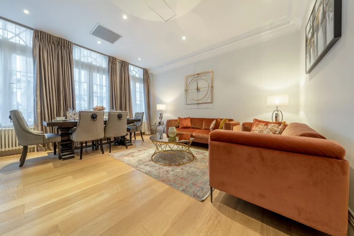 Elegant Four-Bedroom Apartment in London photo 2