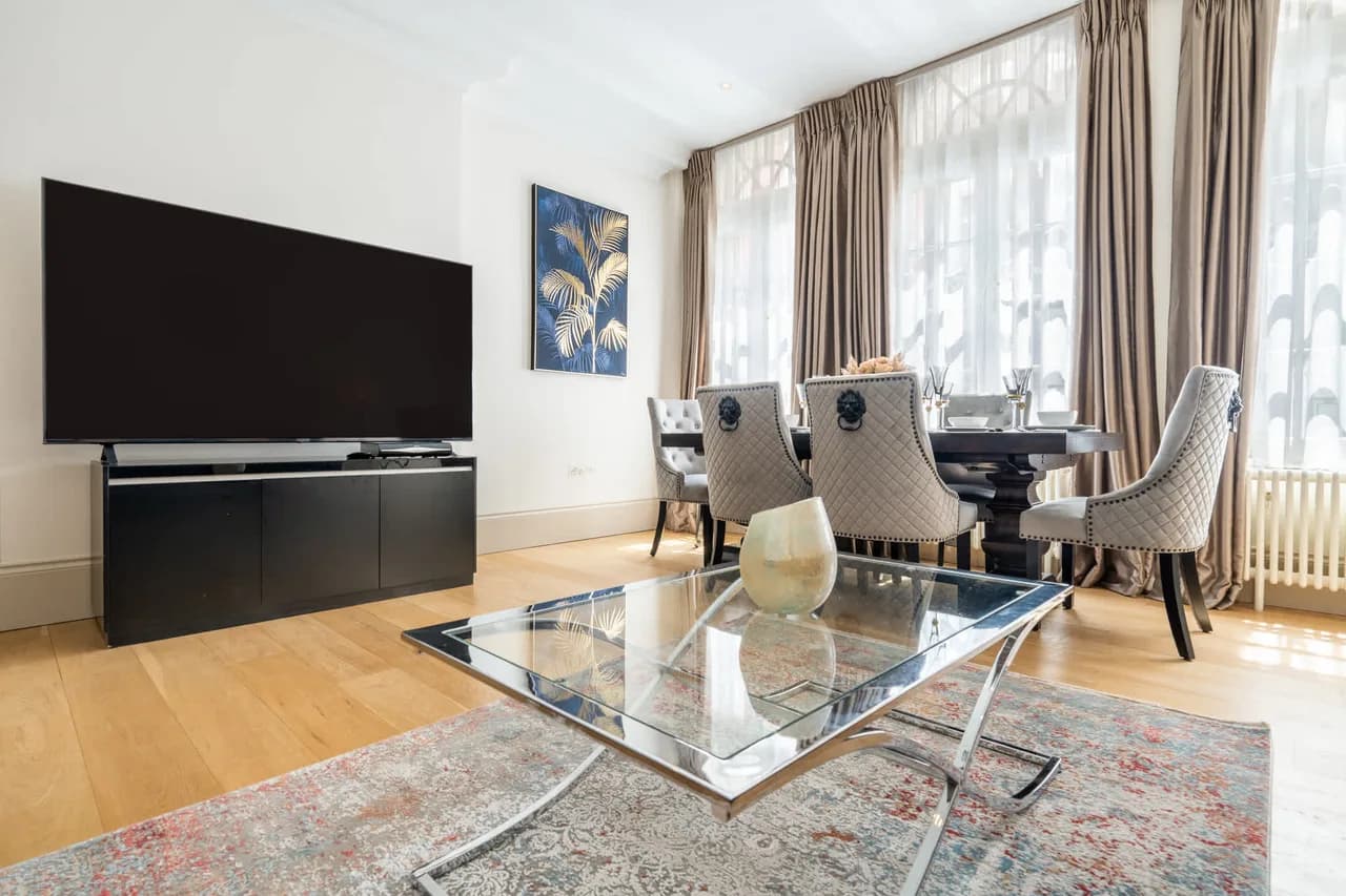 Elegant Four-Bedroom Apartment in London photo 3