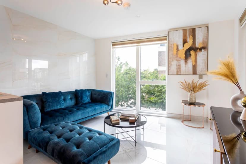 White Elegant Tranquility, Park Side Life
