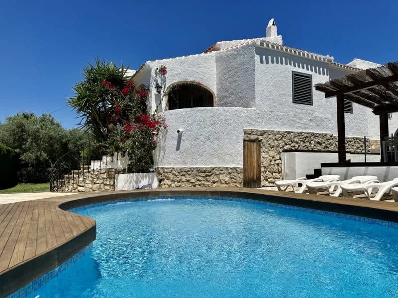 Tranquil Five-Bedroom Villa in Costa Blanca photo 2