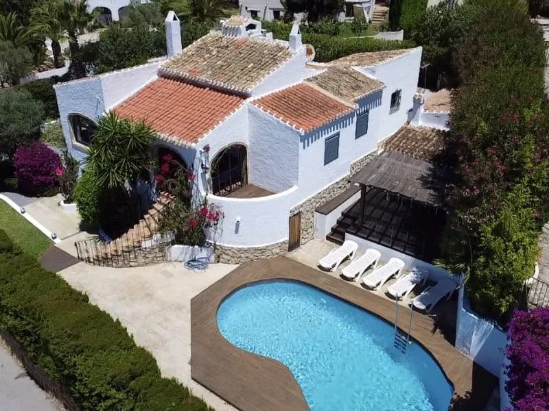 Tranquil Five-Bedroom Villa in Costa Blanca photo 4