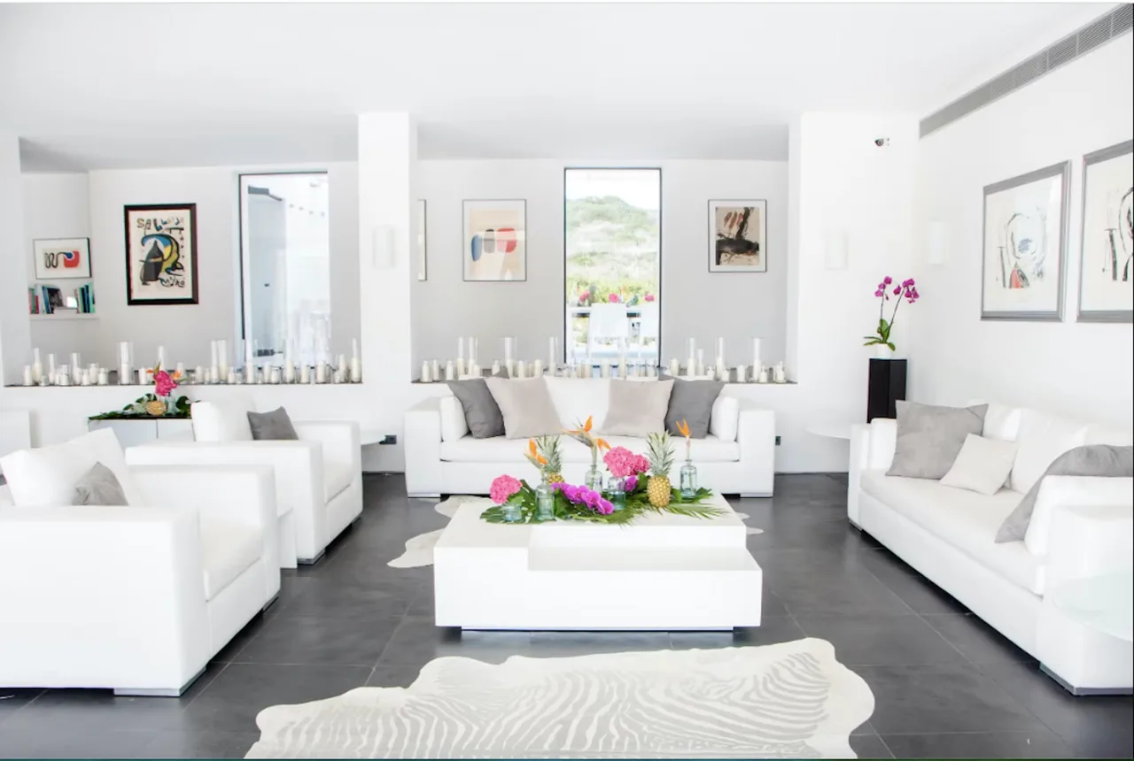Luxurious 5 Bedroom Private Island Retreat photo 2