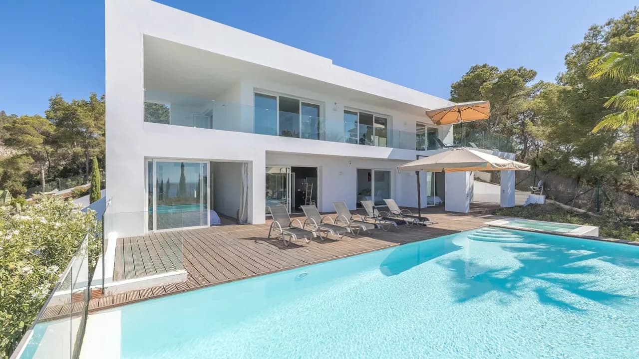 EXQUISITE PROPERTY WITH EXCEPTIONAL SEA VIEWS photo 2