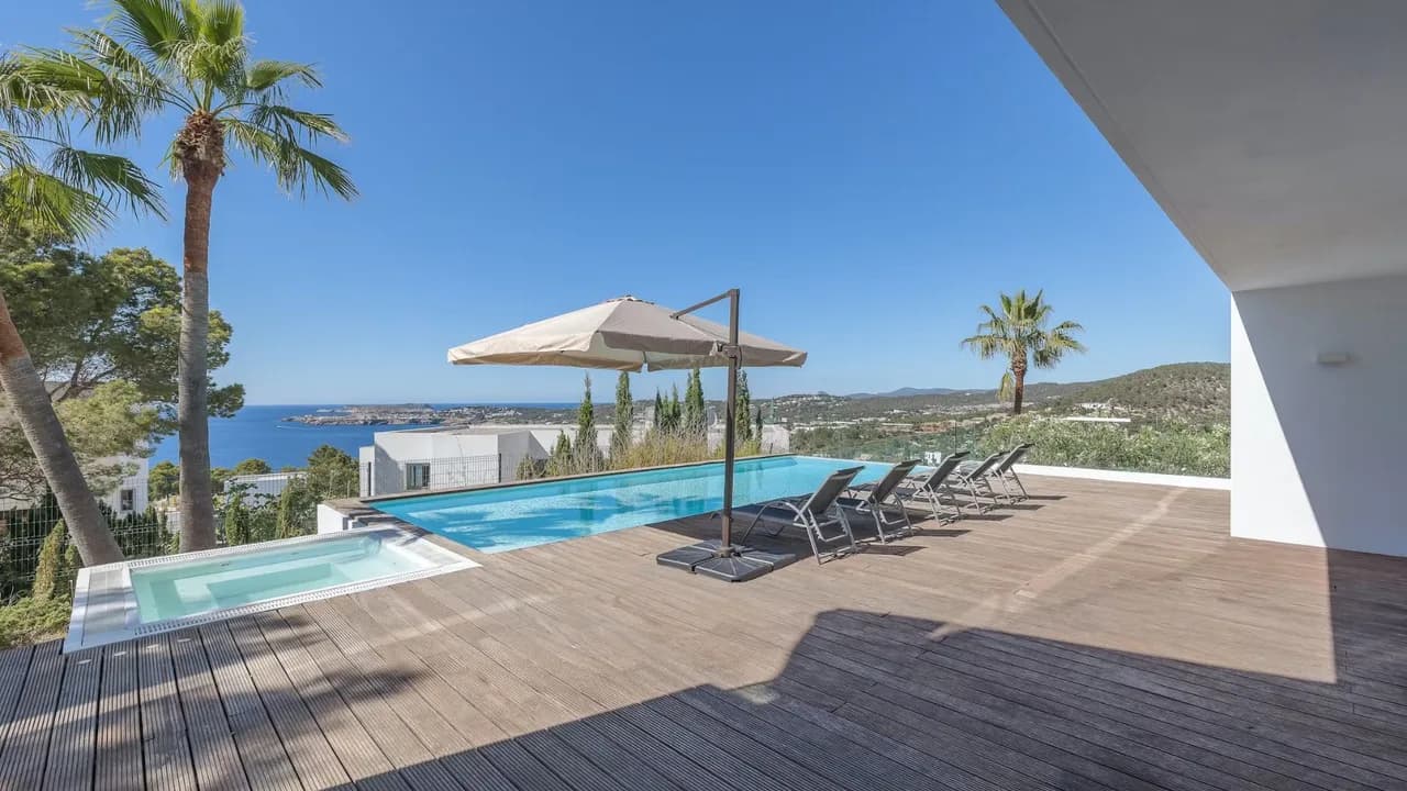 EXQUISITE PROPERTY WITH EXCEPTIONAL SEA VIEWS photo 3