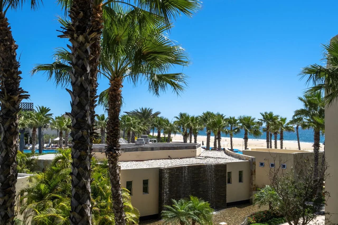 Lush 2 Bed With Jacuzzi Overlooking The Sea