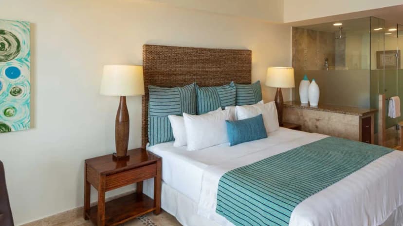 Lavish Oceanfront Suite With Hot Tub