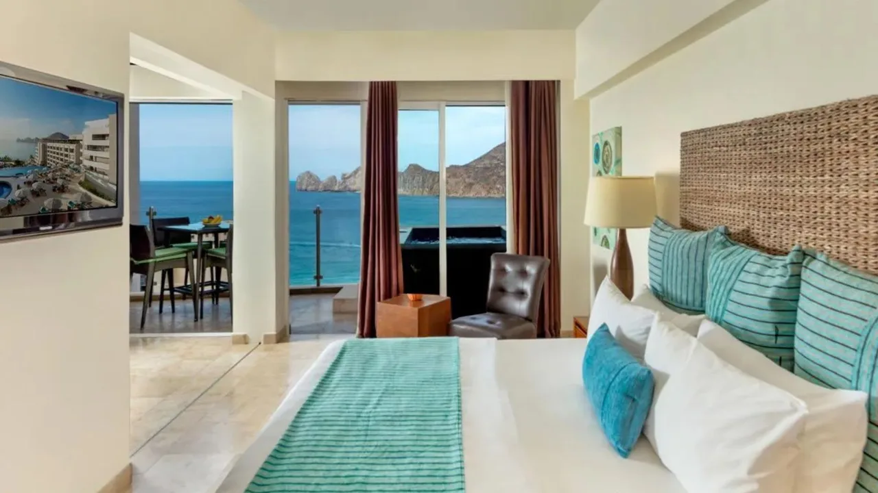 Lavish Oceanfront Suite With Hot Tub photo 5