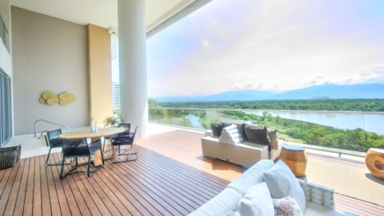 Luxurious 2 Story Apartment With Hot Tub photo 5
