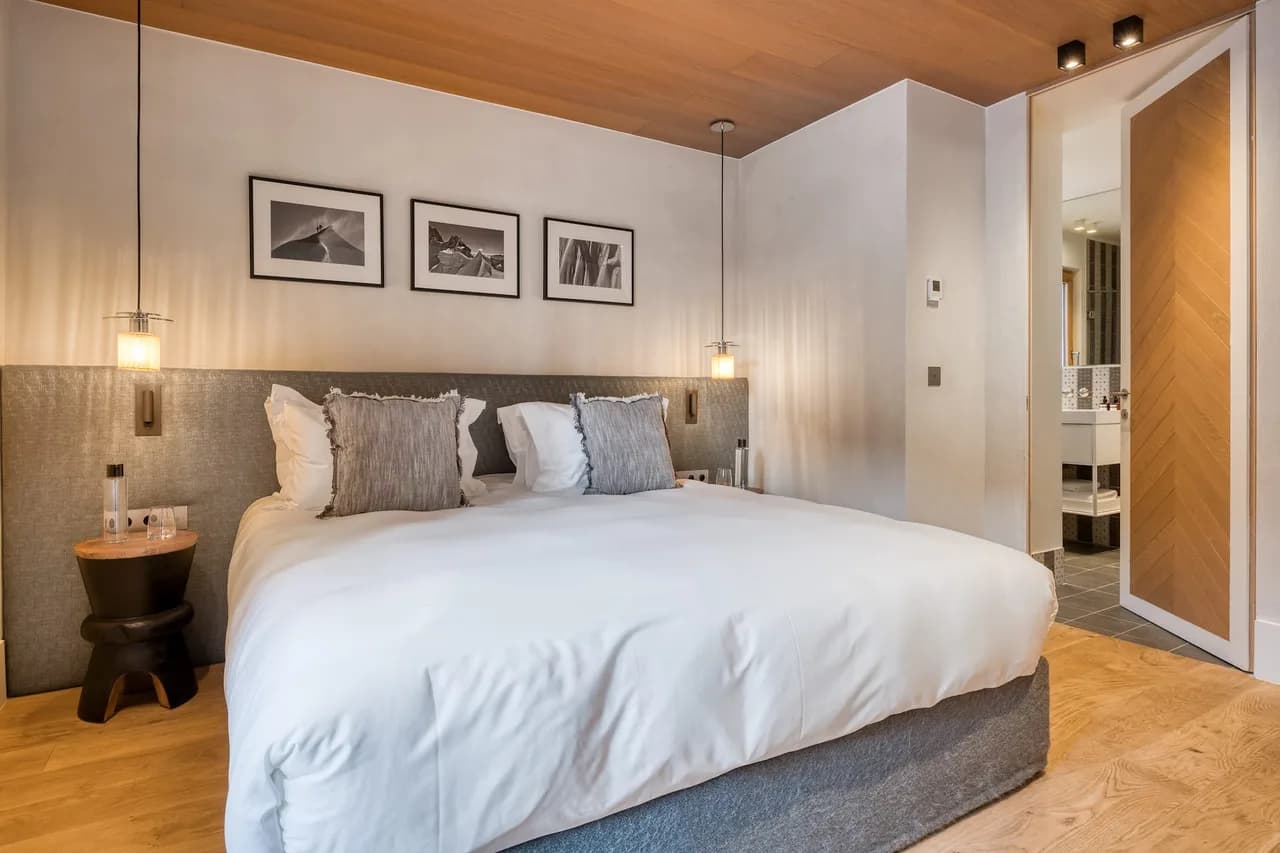 Elegant 3 Bedroom Alpine Lodge with Ski Room photo 3