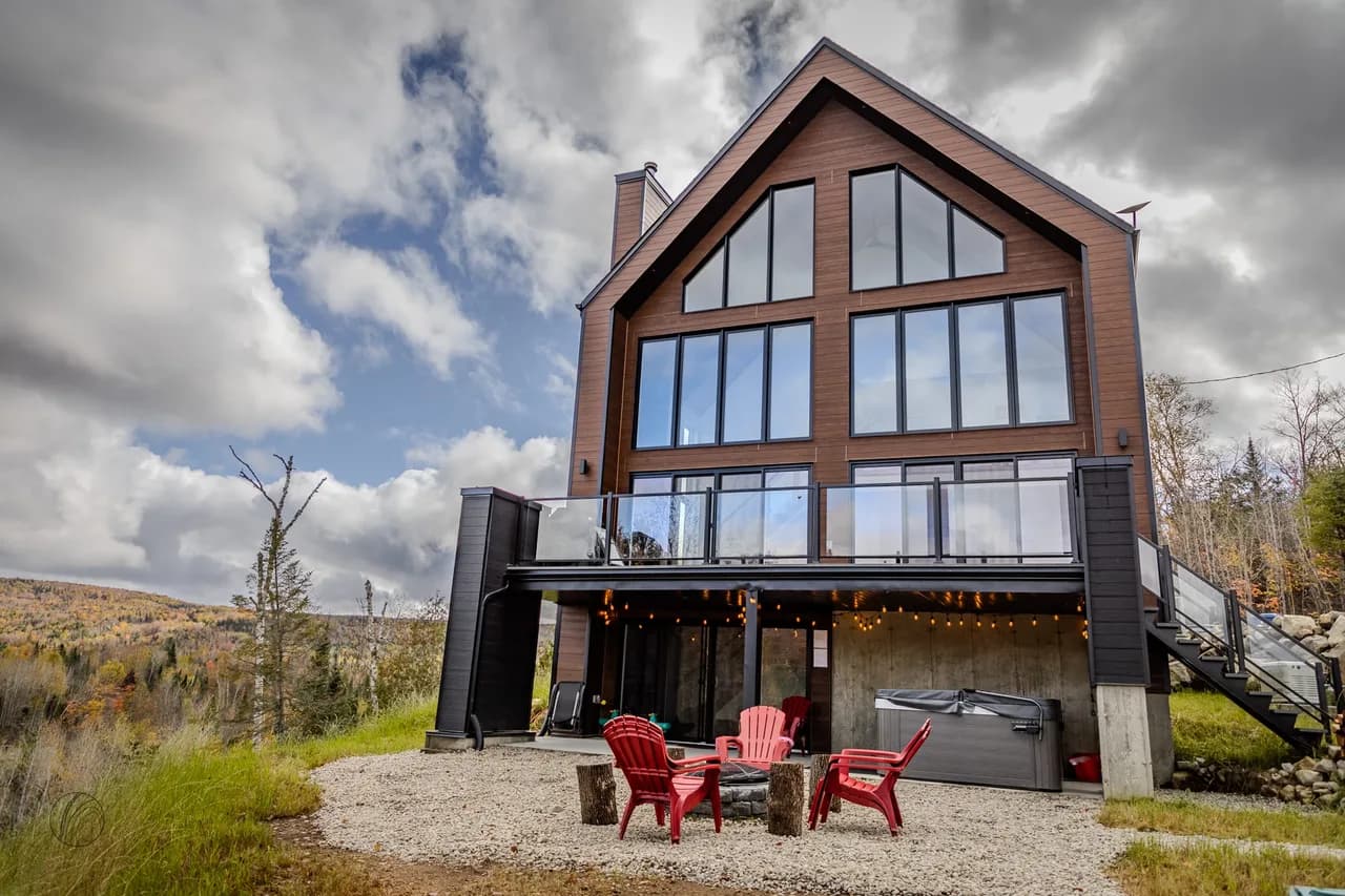 Scenic Lakefront House in Quebec