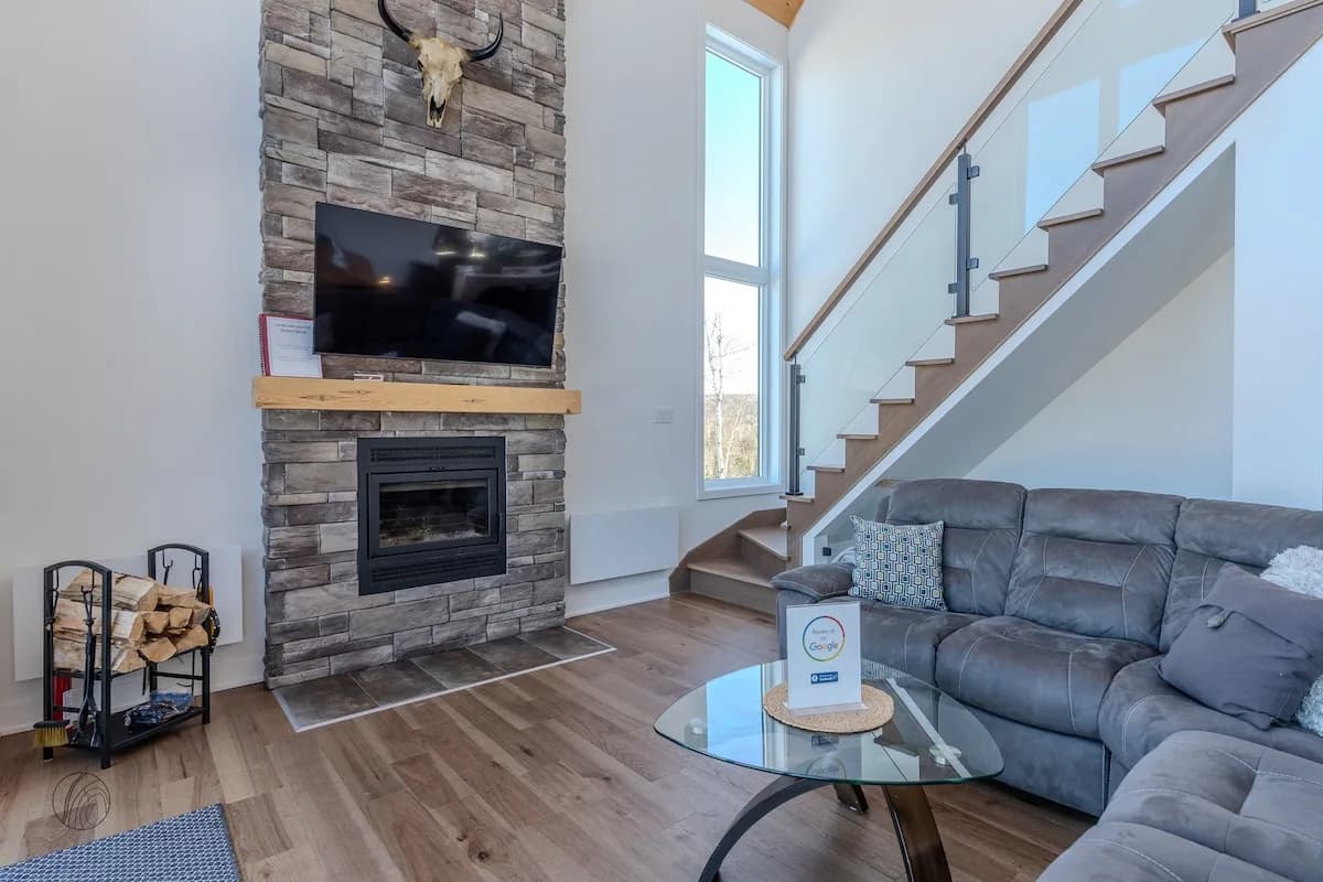 Scenic Lakefront House in Quebec photo 5