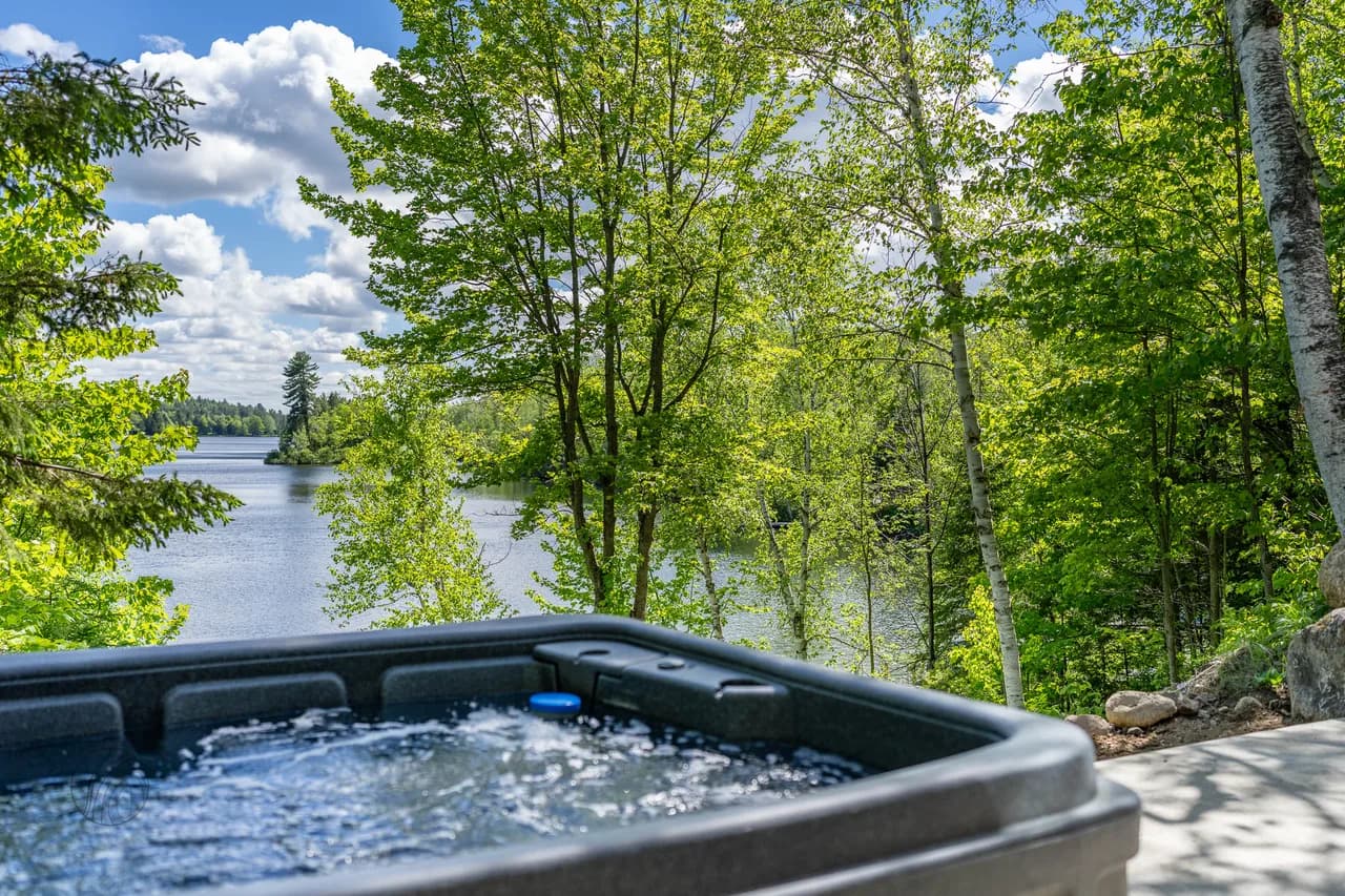 Lakeside Retreat with Hot Tub in Big Bear Canada photo 3