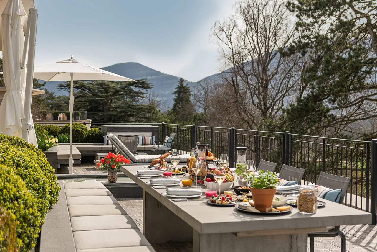 Elevated Urban Retreat Geneva's Finest Penthouse photo 4