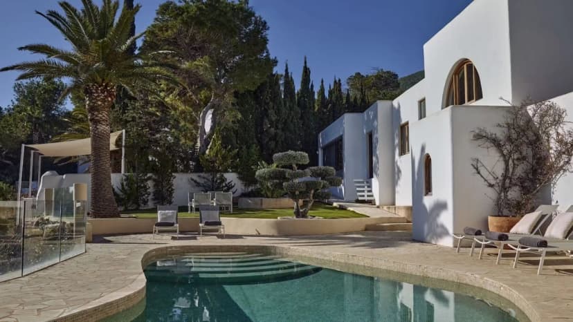 Seaside Villa Beachfront Beauty Getaway