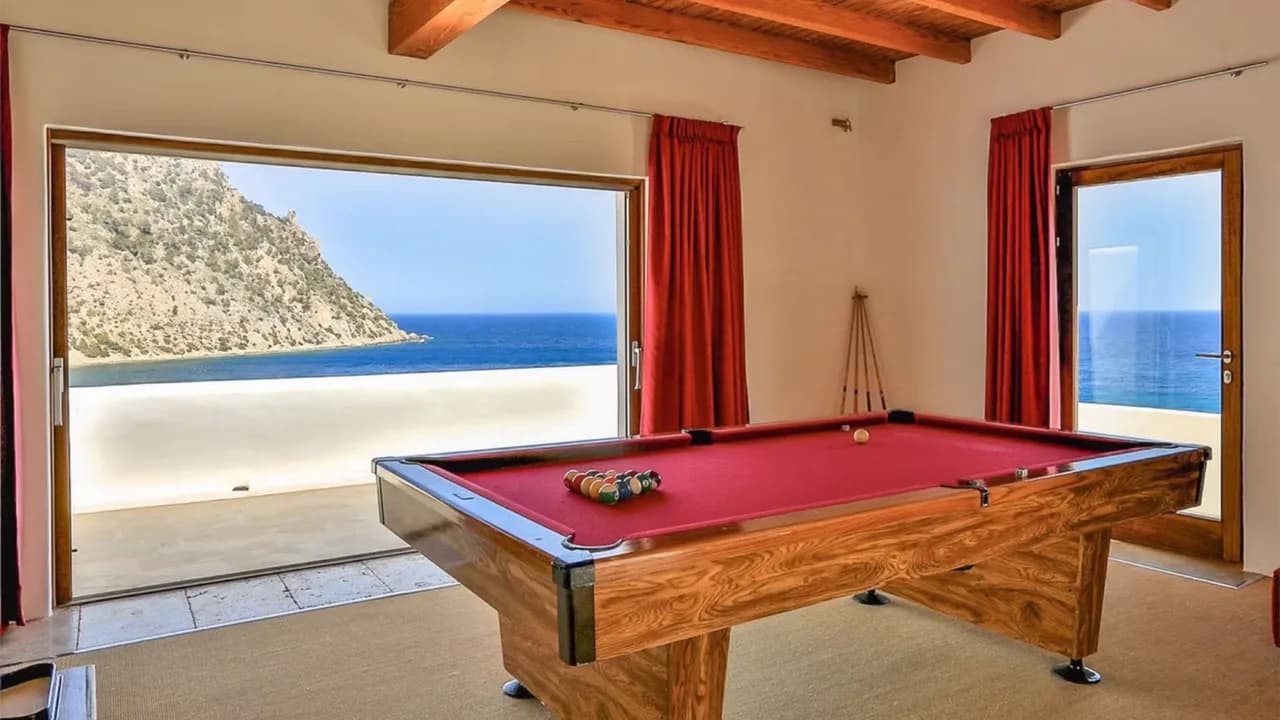 Seaside Villa Beachfront Beauty Getaway photo 4