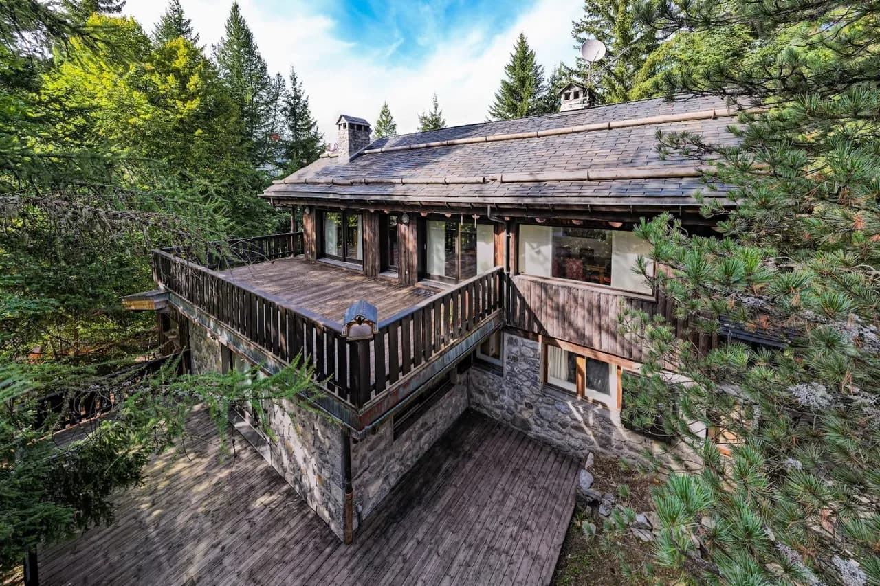 Meribel Chalet with 5-Bedrooms and Ski Room