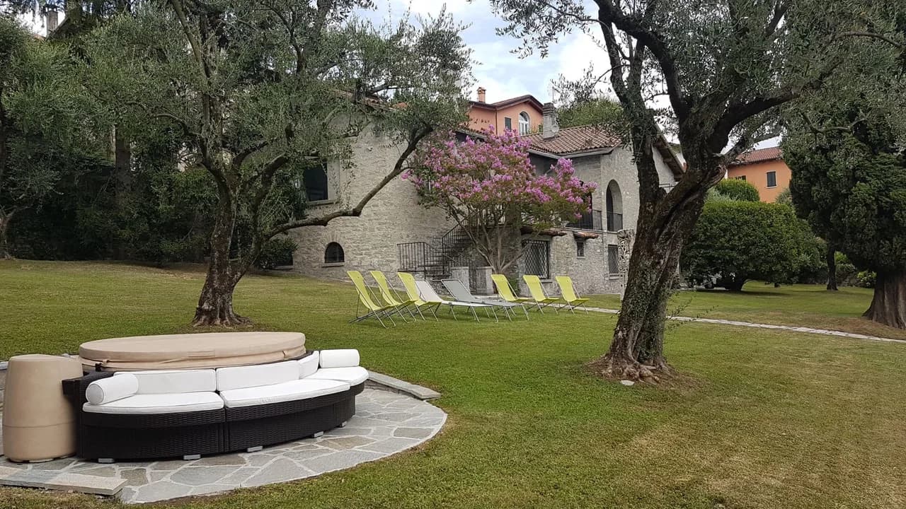 Peaceful Villa With Whirpool And Lake View