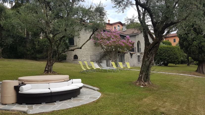 Peaceful Villa With Whirpool And Lake View