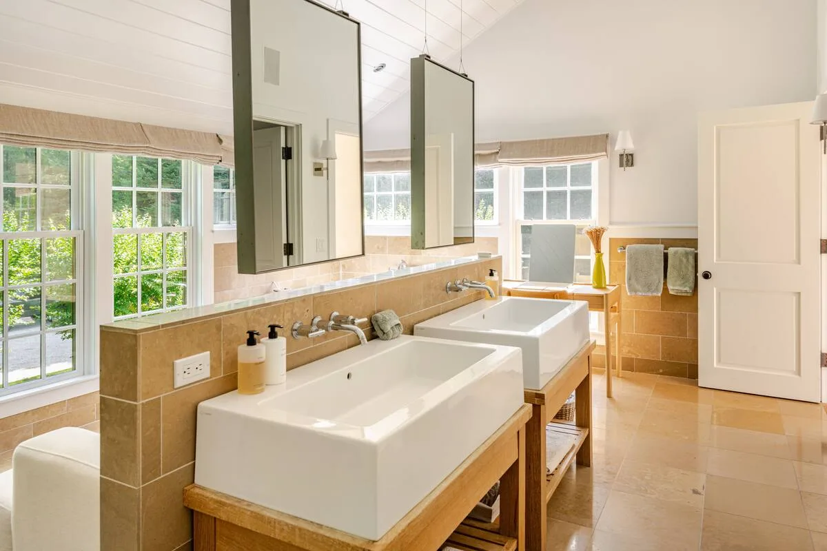Lavish Poolside Apartment in East Hampton photo 3
