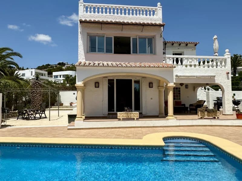 Beachfront Villa with Outdoor BBQ in Moraira