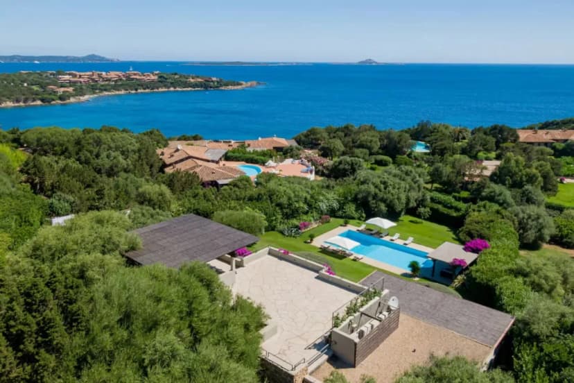 Elegant Living With A Spectacular View Of The Sea