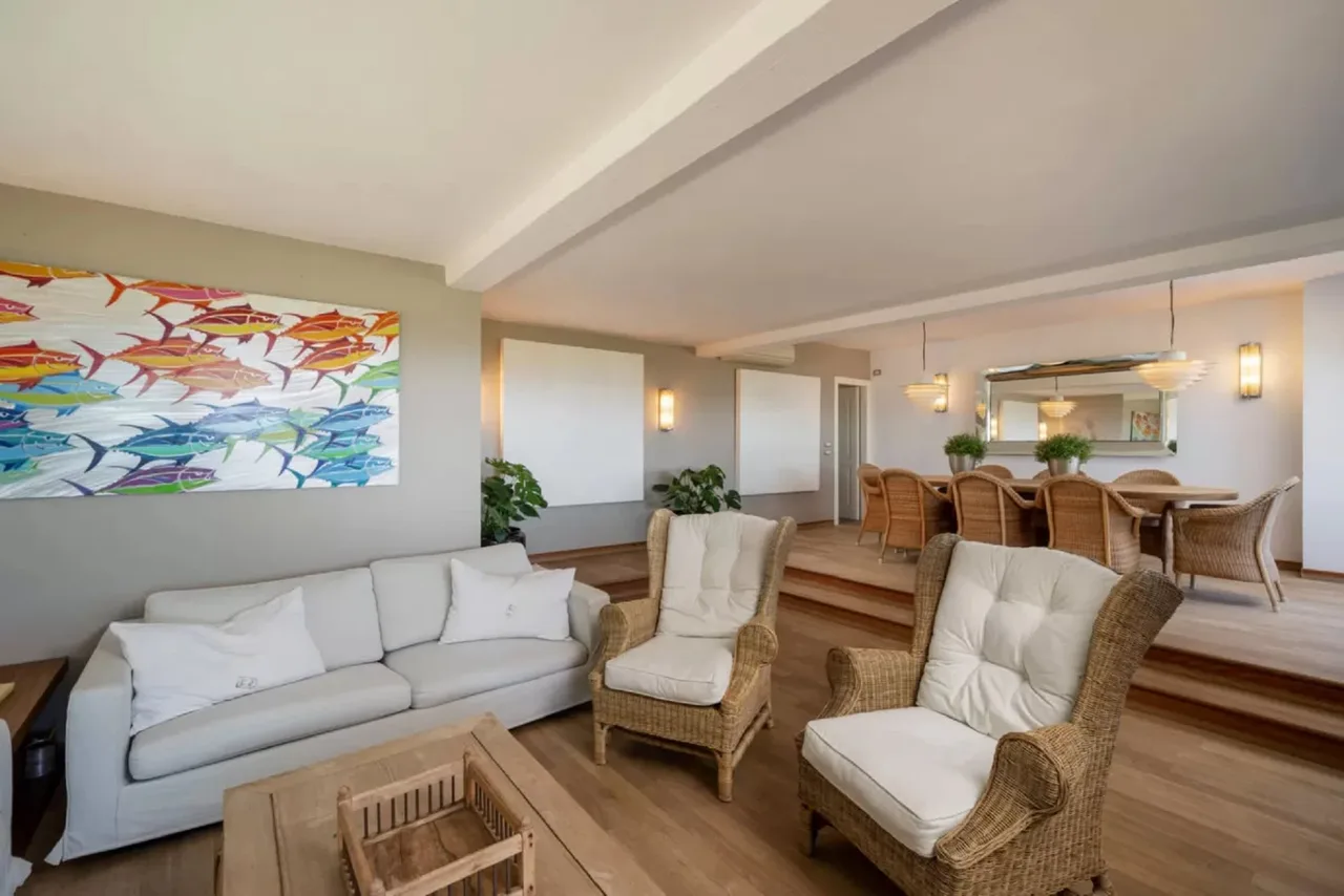 Elegant Living With A Spectacular View Of The Sea photo 4