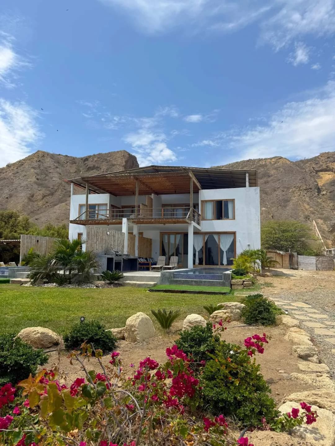 Beachfront Villa with BBQ Grill in Punta Sal