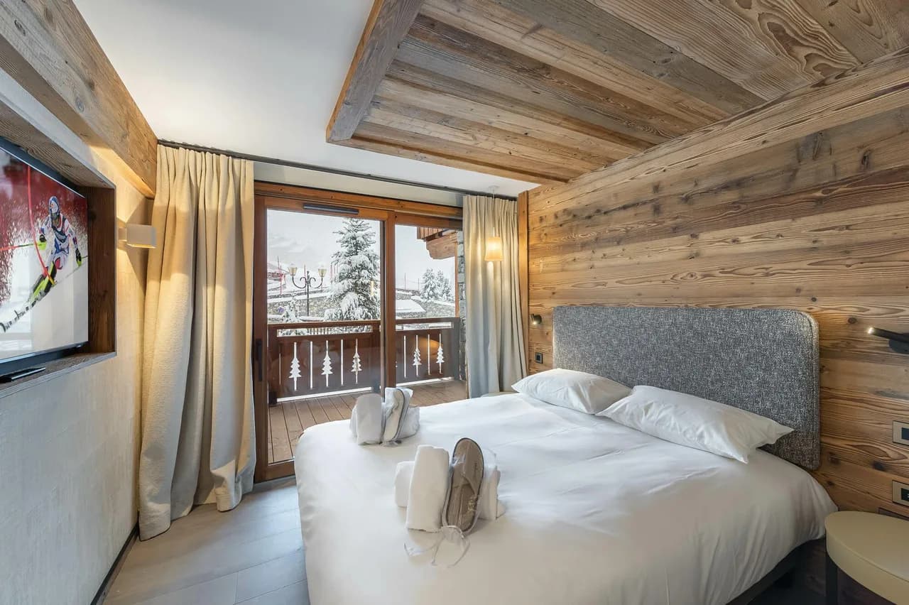 Luxury Ski-in Apartment With Pool & Mountain Views photo 3