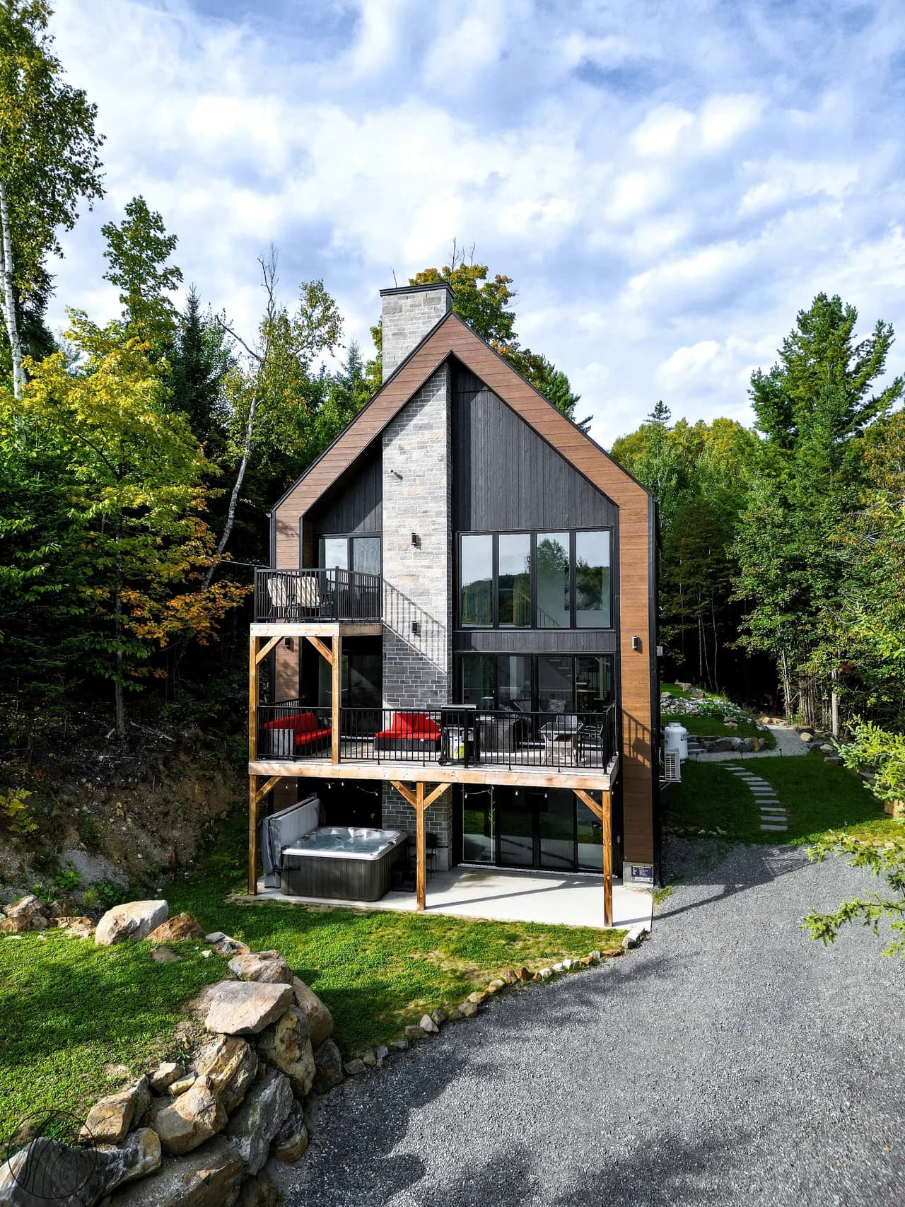 Cozy Chalet with Hot Tub in Quebec