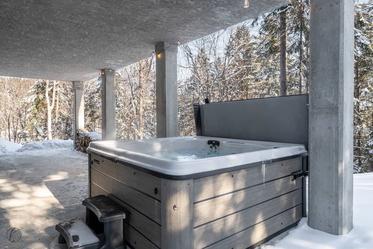 Spa Chalet with Billiards in Quebec photo 4