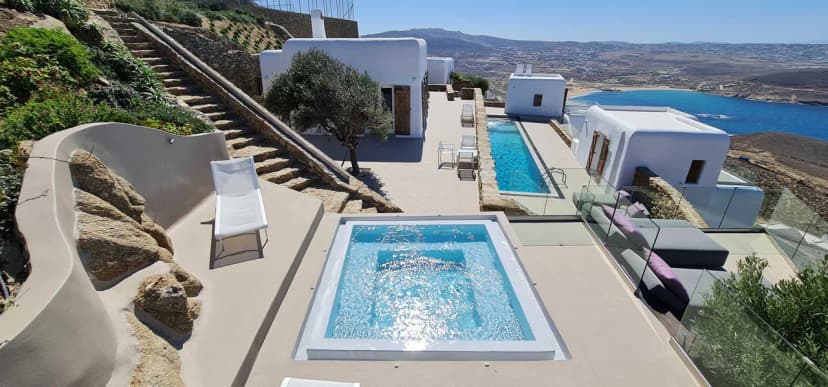 Stylish Villa With Heated Pool and Gym