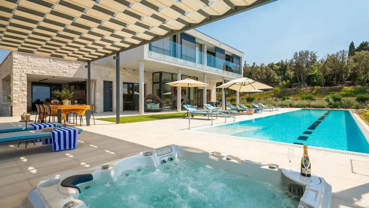 Grand Villa With Shaded Veranda photo 4