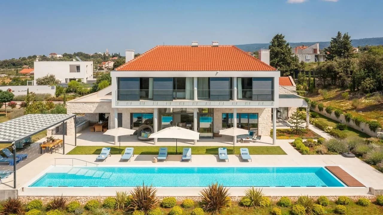 Grand Villa With Shaded Veranda photo 5