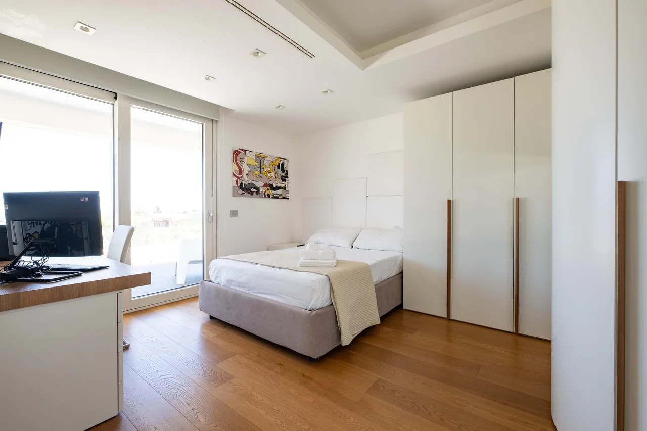 Elegant Escape With Stunning Sea Views photo 3