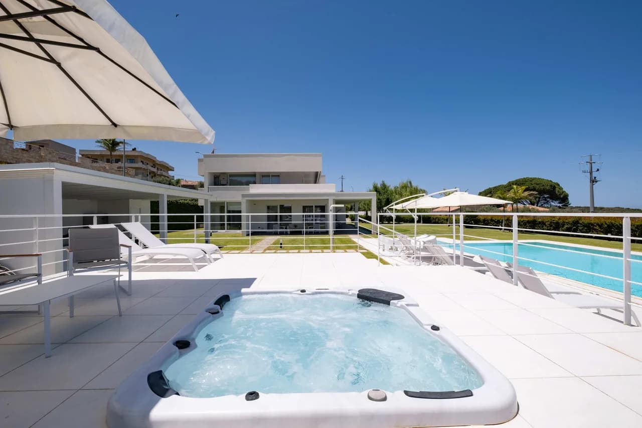 Elegant Escape With Stunning Sea Views photo 4