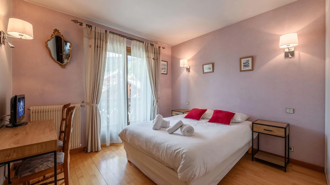 Elegant Apartment With Village Views photo 2