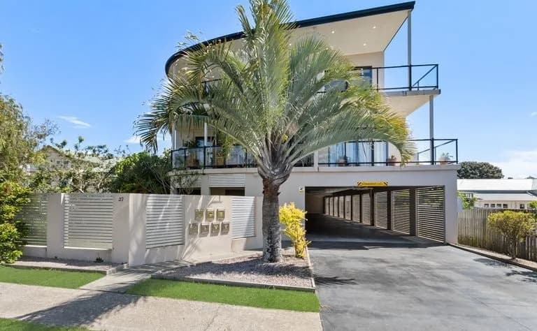 Beachfront Apartment with Panoramic Views in Queensland photo 2