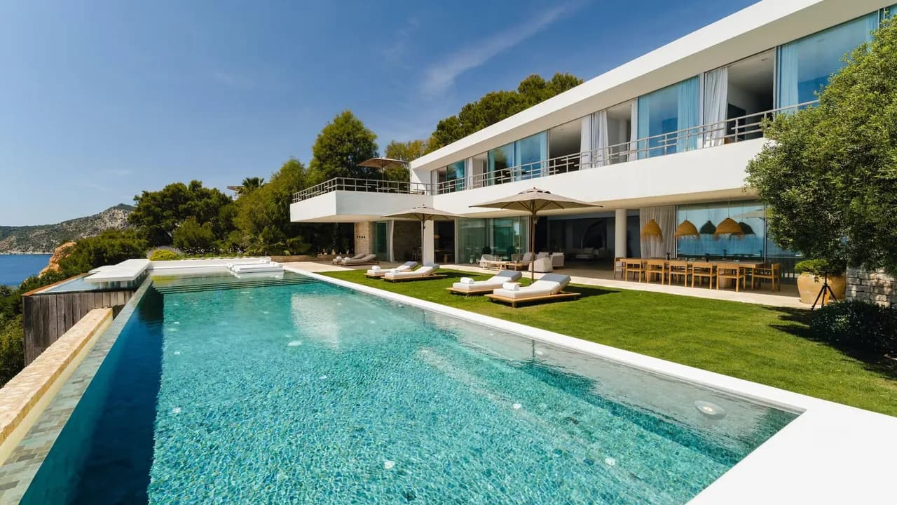 Infinity Pool Overlooking Porroig Bay photo 5