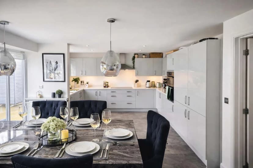 The Grand 4 Bedroom Home - Big Garden & Parking