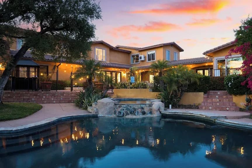 Expansive Estate with Private Pool in California photo 2