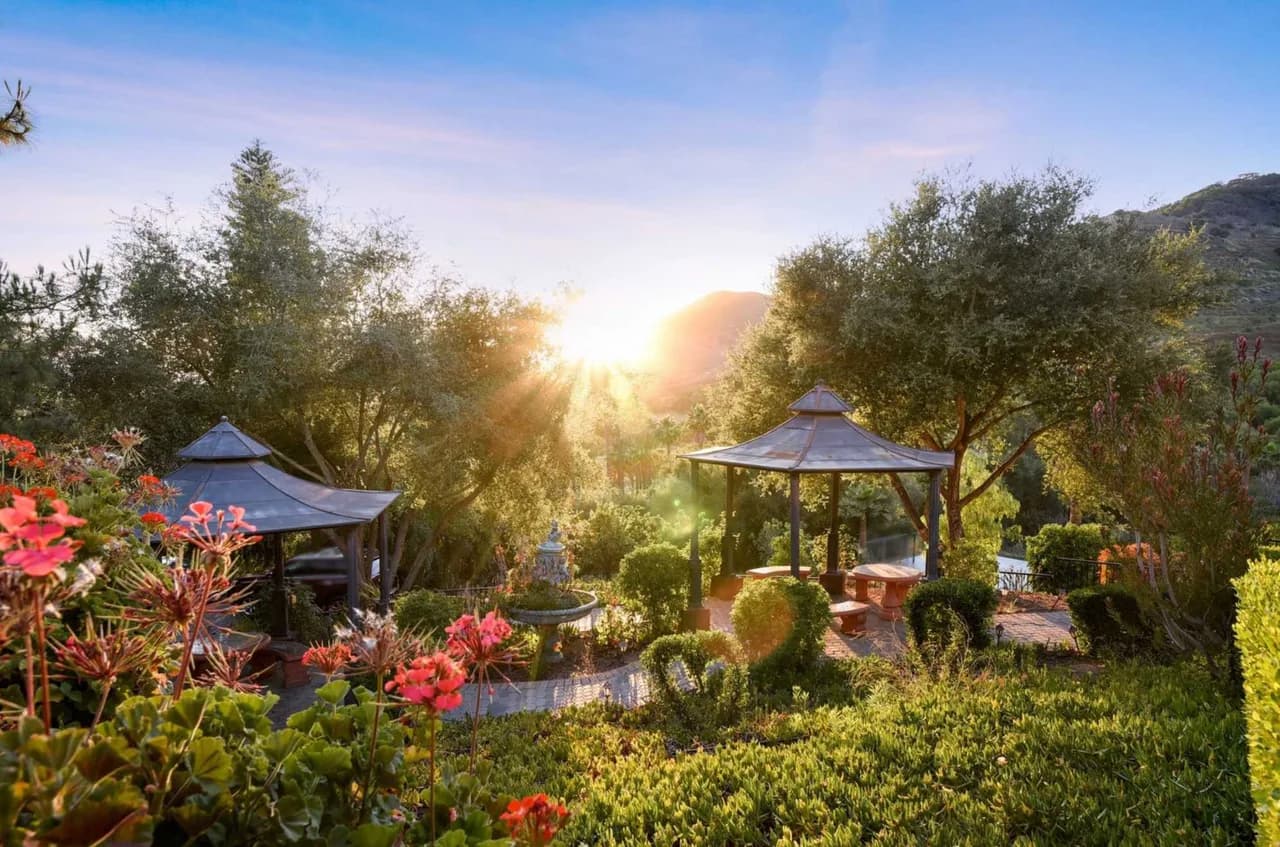 Expansive Estate with Private Pool in California photo 3